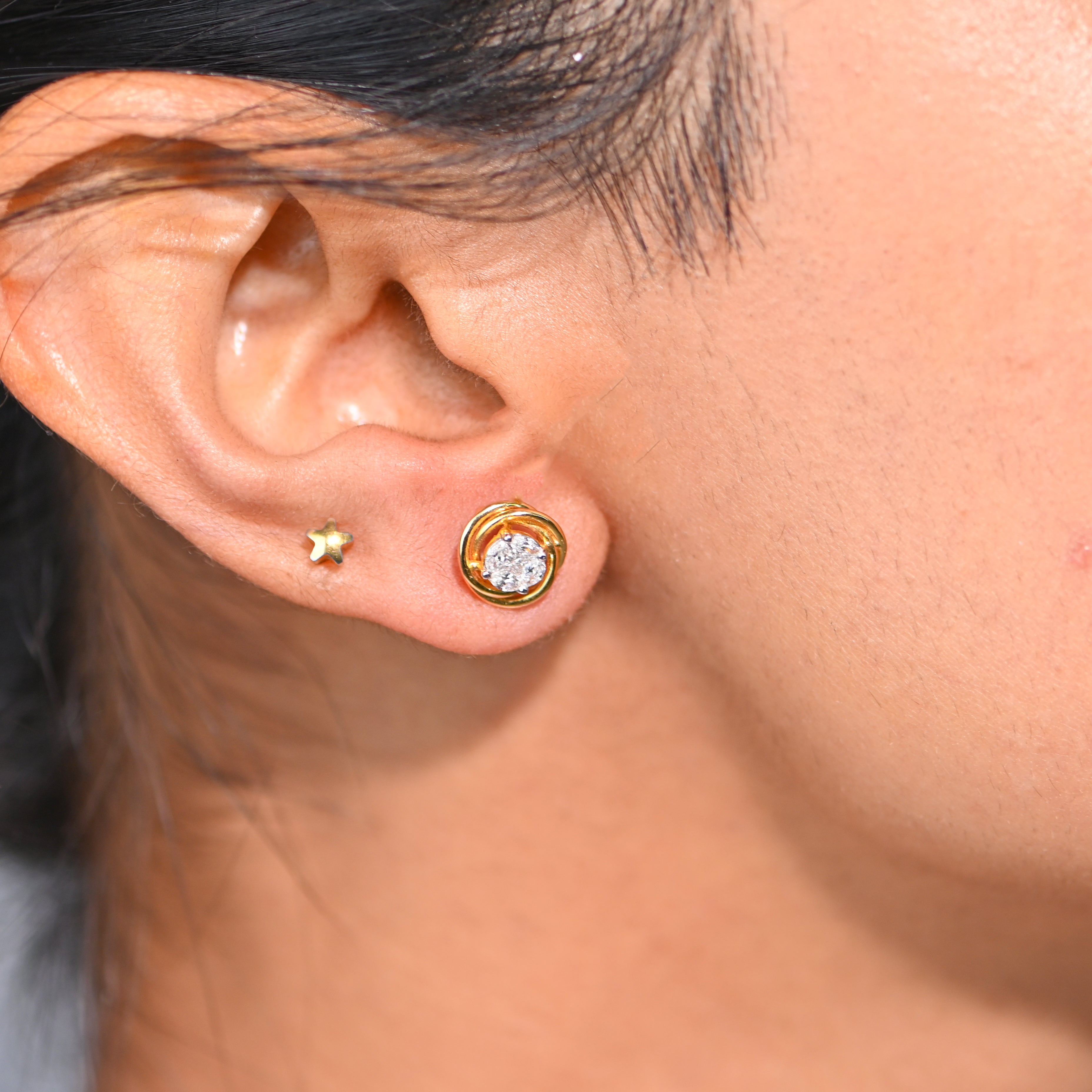 Exquisite 18KT Gold Diamond Earrings with Radiant Round Cut