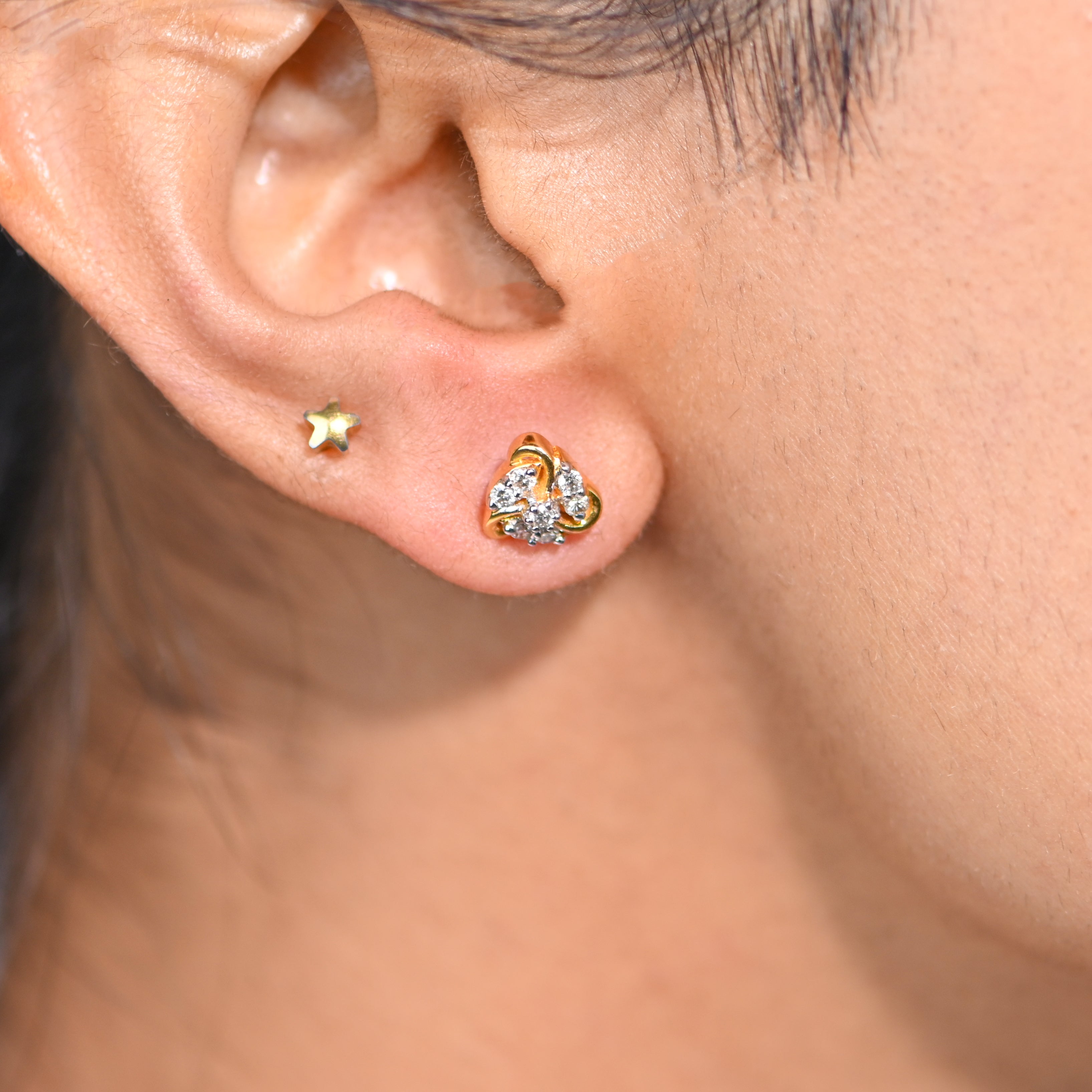 Modern 18KT Gold Diamond Earrings with Round Brilliant Craftsmanship