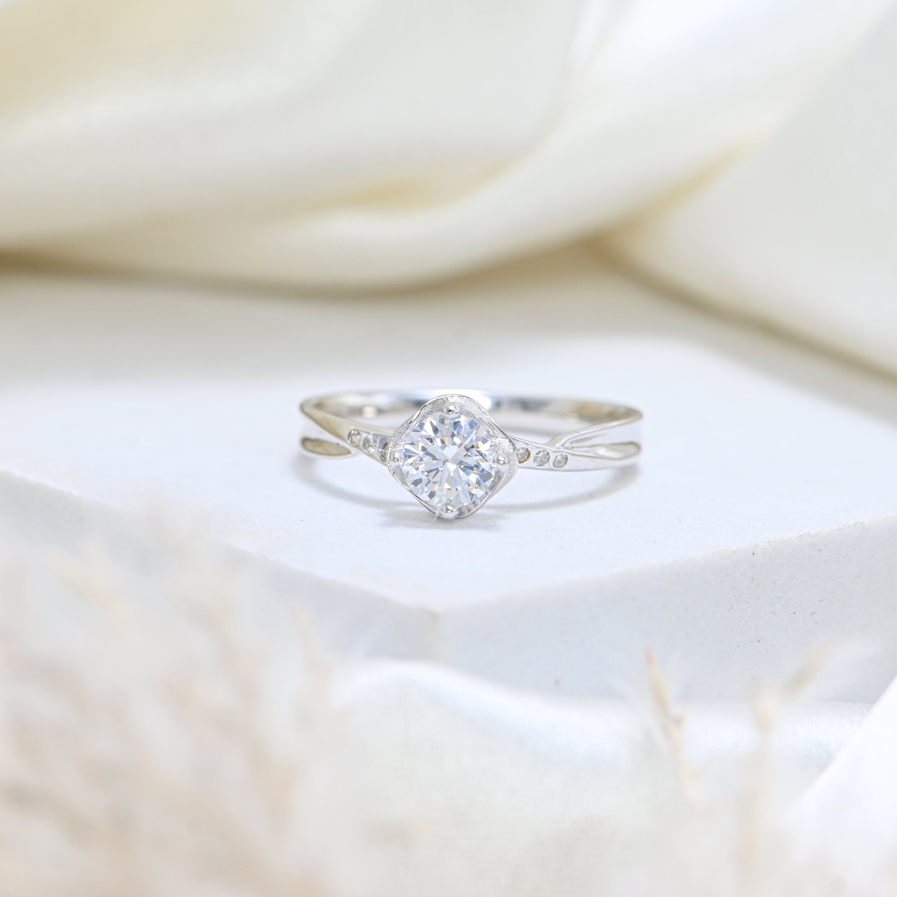 925 Sterling Silver Cubic Zirconia Ring – Round Brilliant Gemstone with Rhodium Finish