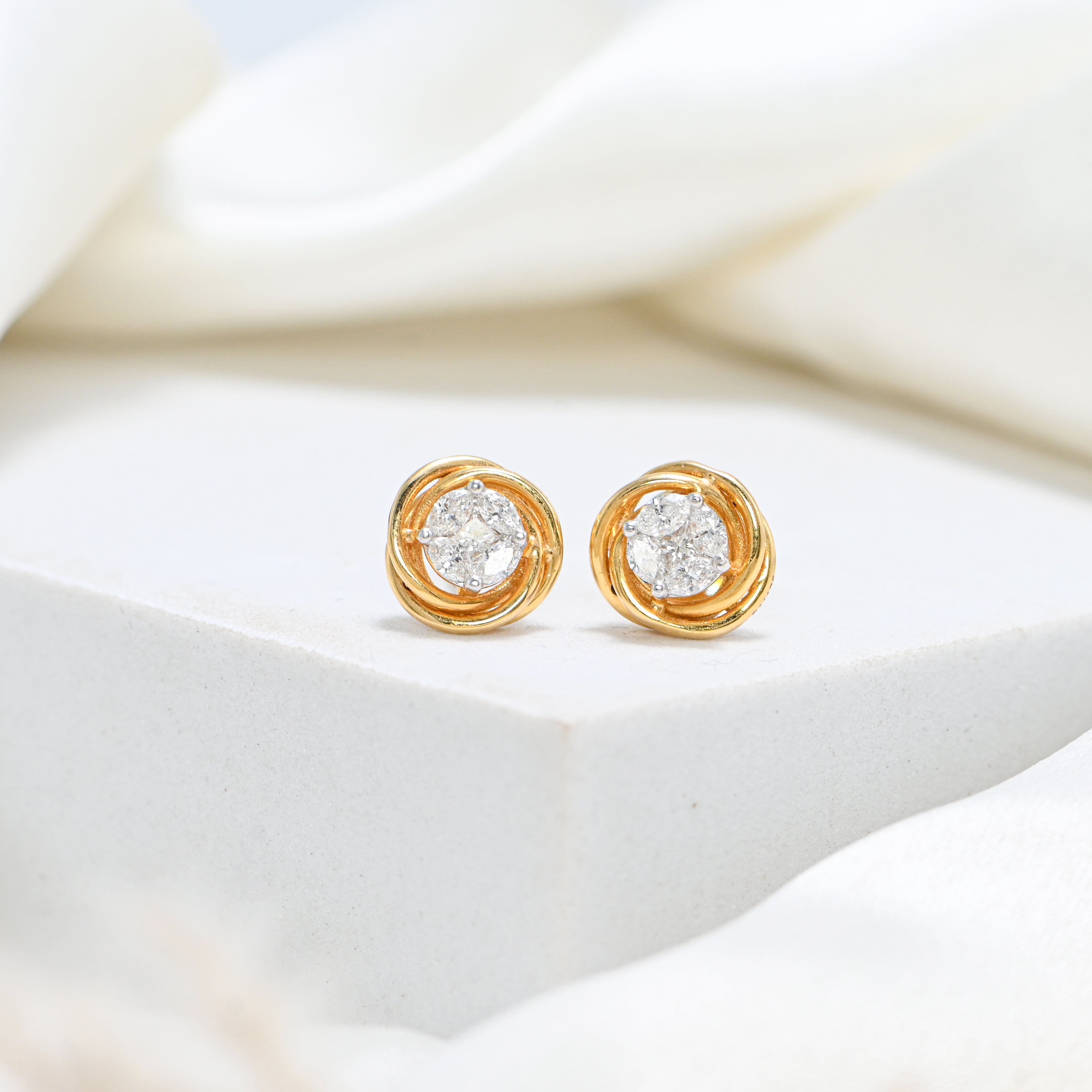 Exquisite 18KT Gold Diamond Earrings with Radiant Round Cut