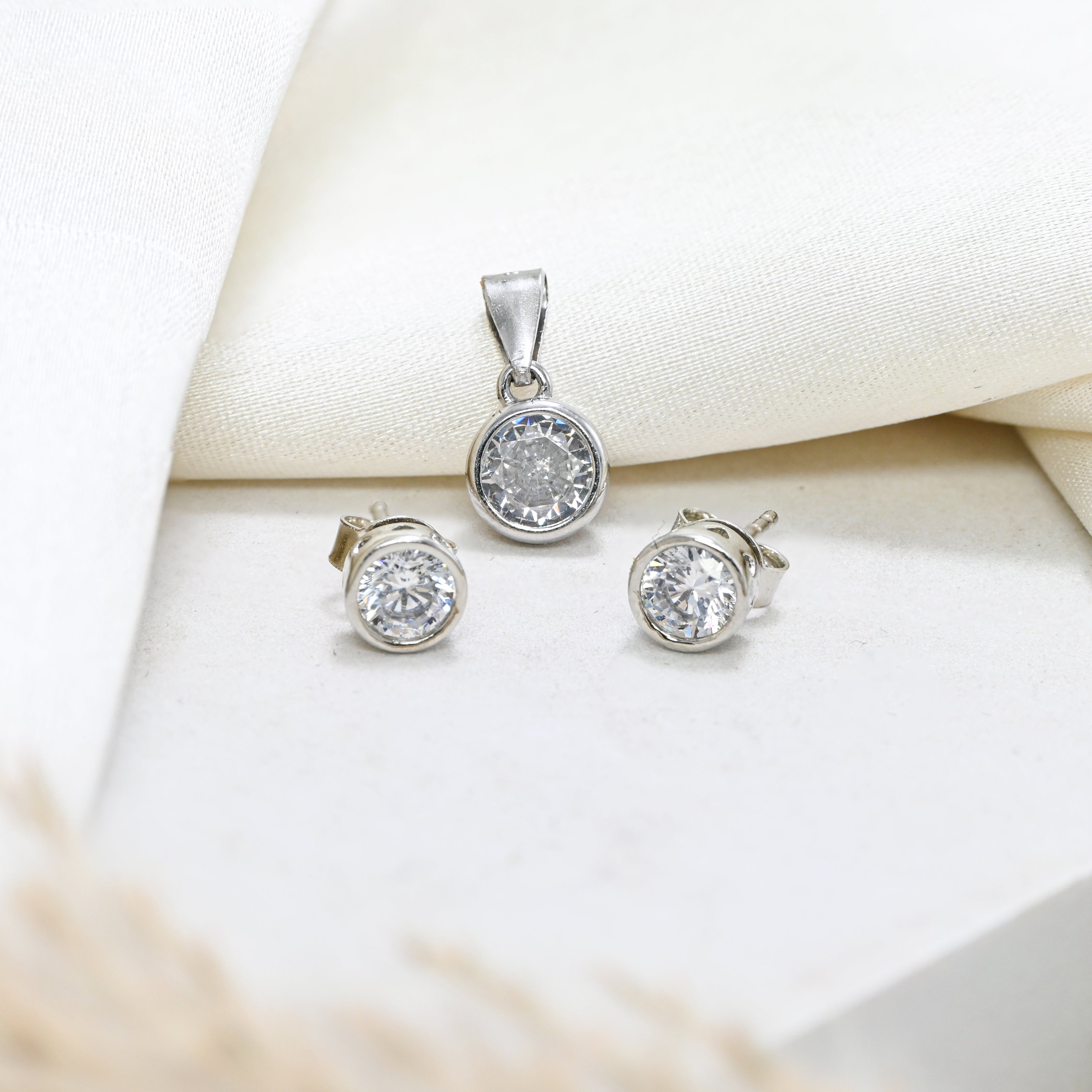 Elegant 925 Sterling Silver Cubic Zirconia Pendant and Earring Set
