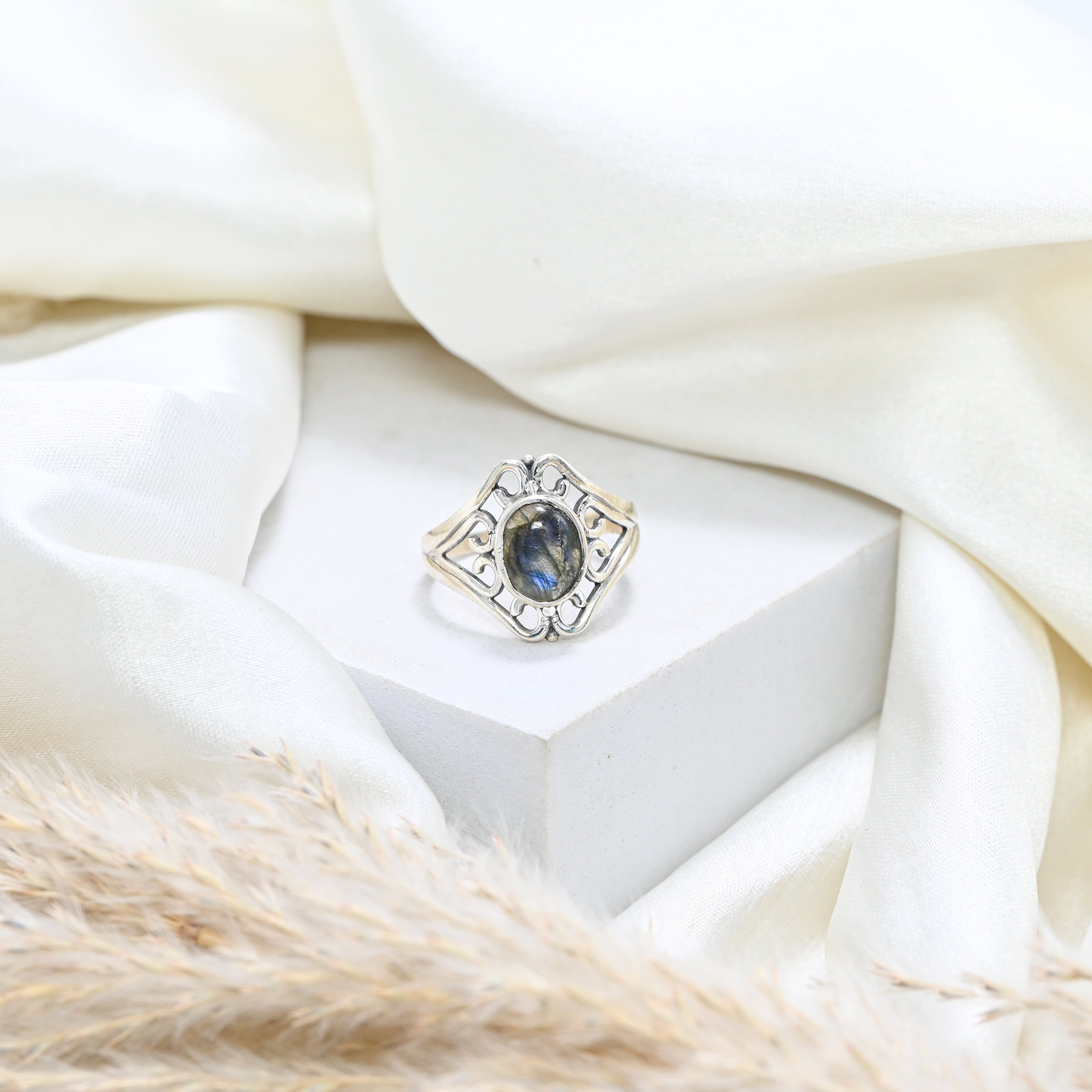 925 Sterling Silver Oval Labradorite Ring – Brilliant Cut with Oxidised Turkish Finish