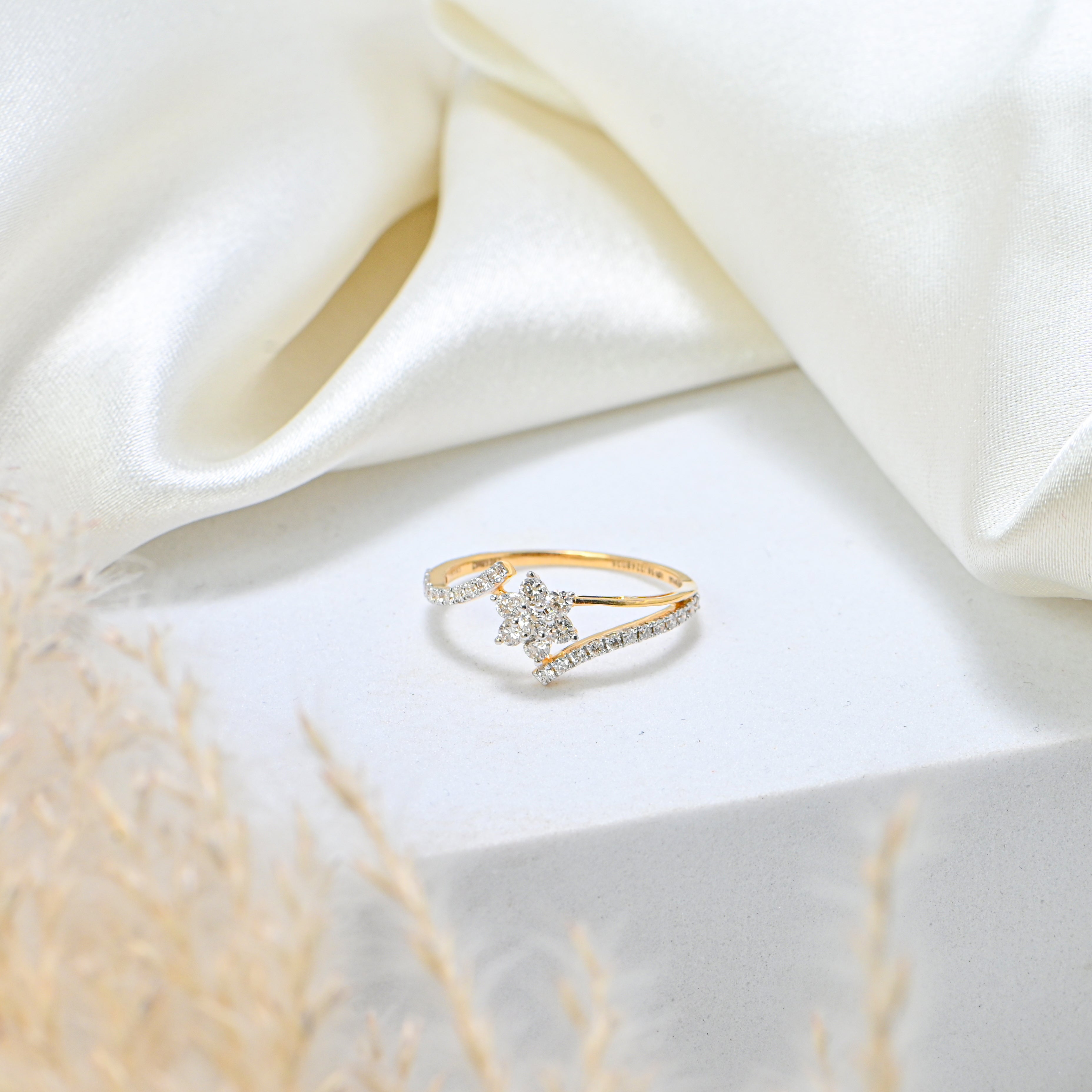 14/18KT Gold Round Center Diamond Ring – Timeless Wedding or Gift Choice