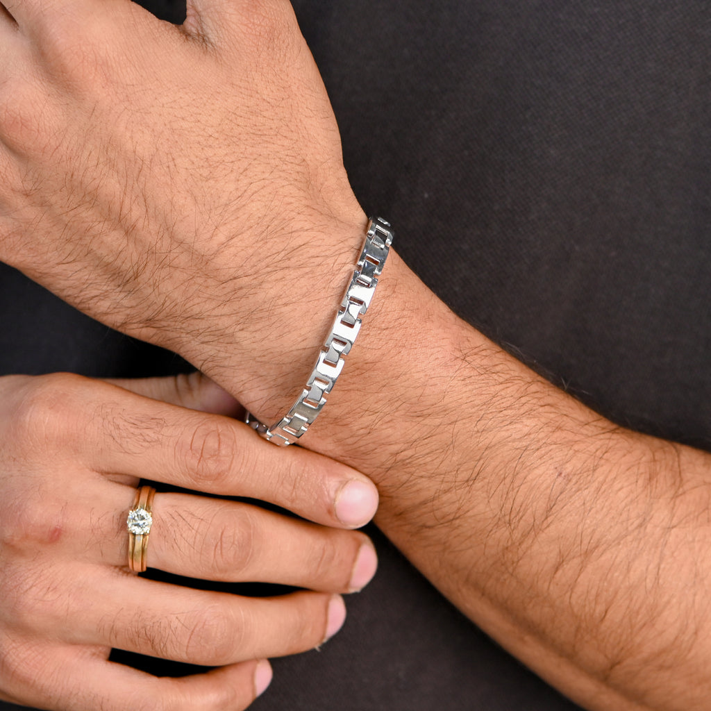 Bold & Refined Men’s Bracelet Featuring a High-Shine Rhodium Finish