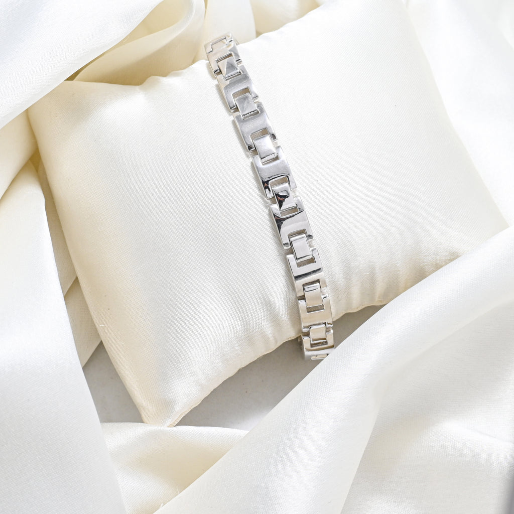Bold & Refined Men’s Bracelet Featuring a High-Shine Rhodium Finish