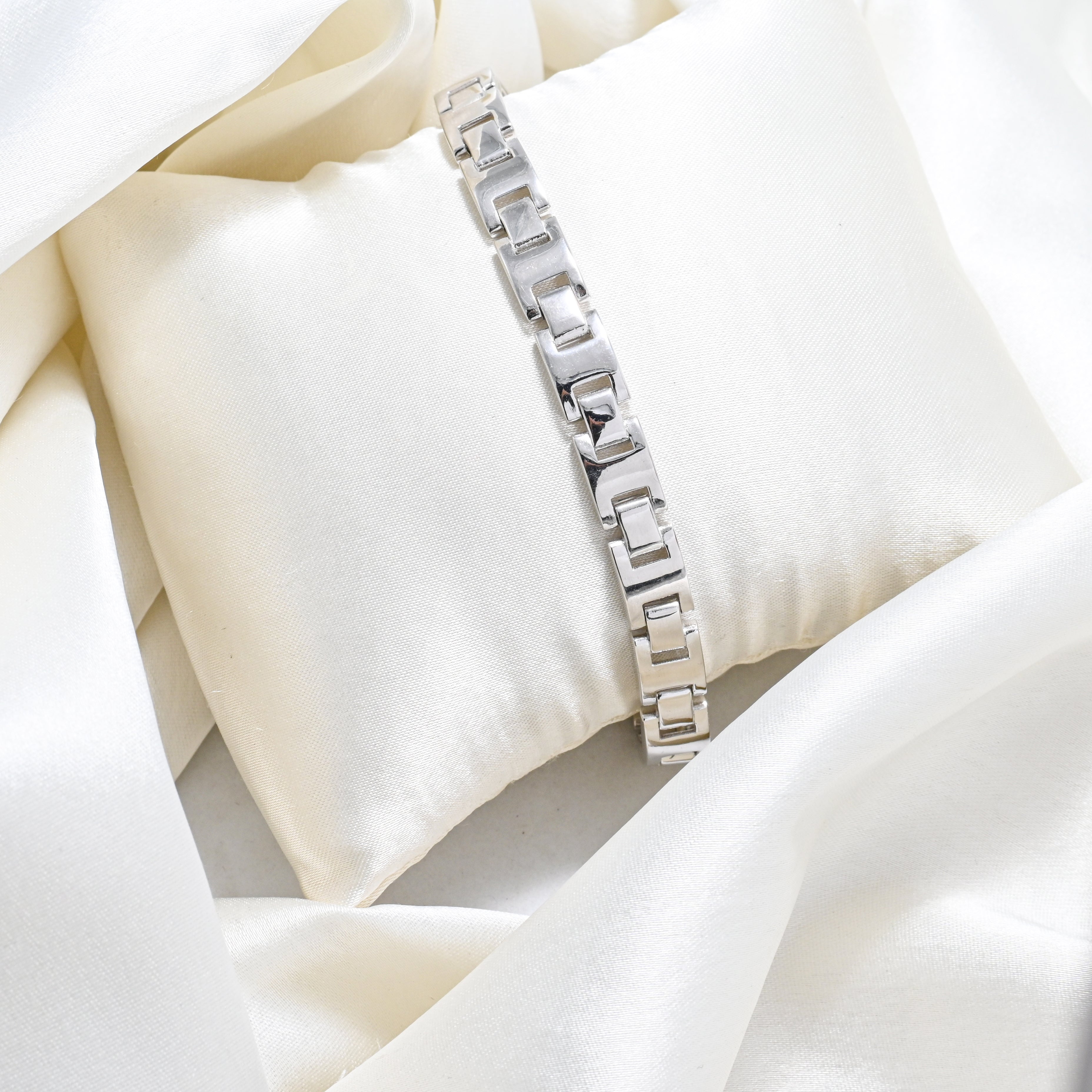 Bold & Refined Men’s Bracelet Featuring a High-Shine Rhodium Finish