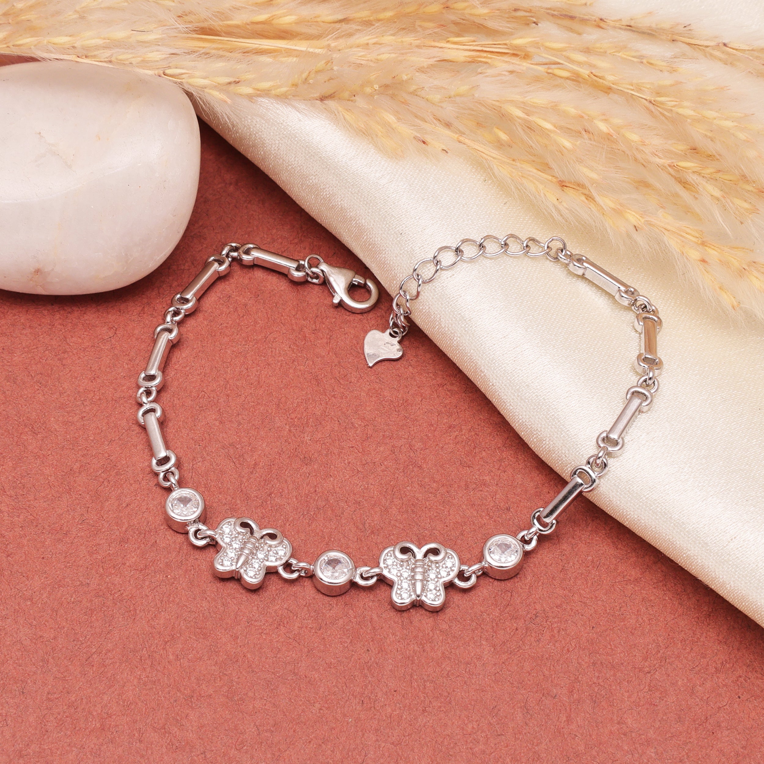 Handcrafted 925 Sterling Silver Bracelet – Modern Elegance