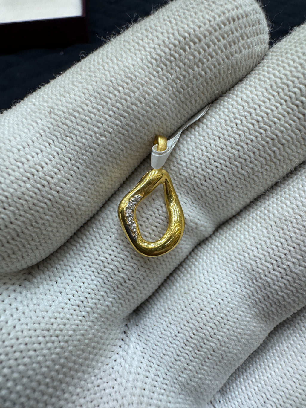 22KT Gold CZ Pendant – Round Brilliant Cubic Zirconia Gold Pendant for Daily Wear